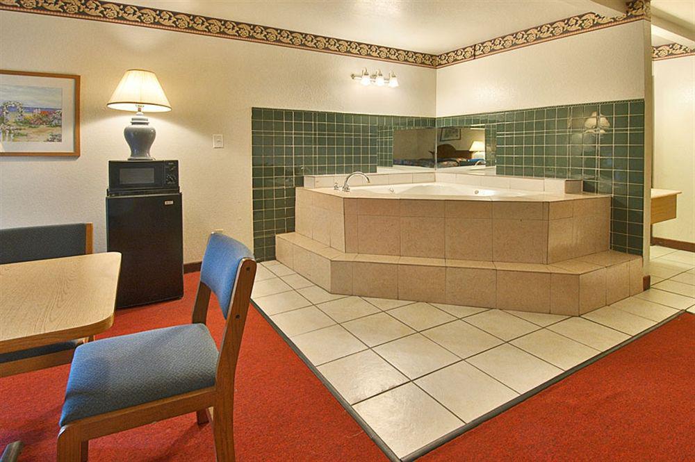 Clarion Pointe Hotel Шривпорт Стая снимка